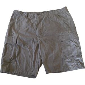 Levis Cargo Mens Grey 6-Pocketed Shorts Size 40 8”Inseam Bermuda Length EUC